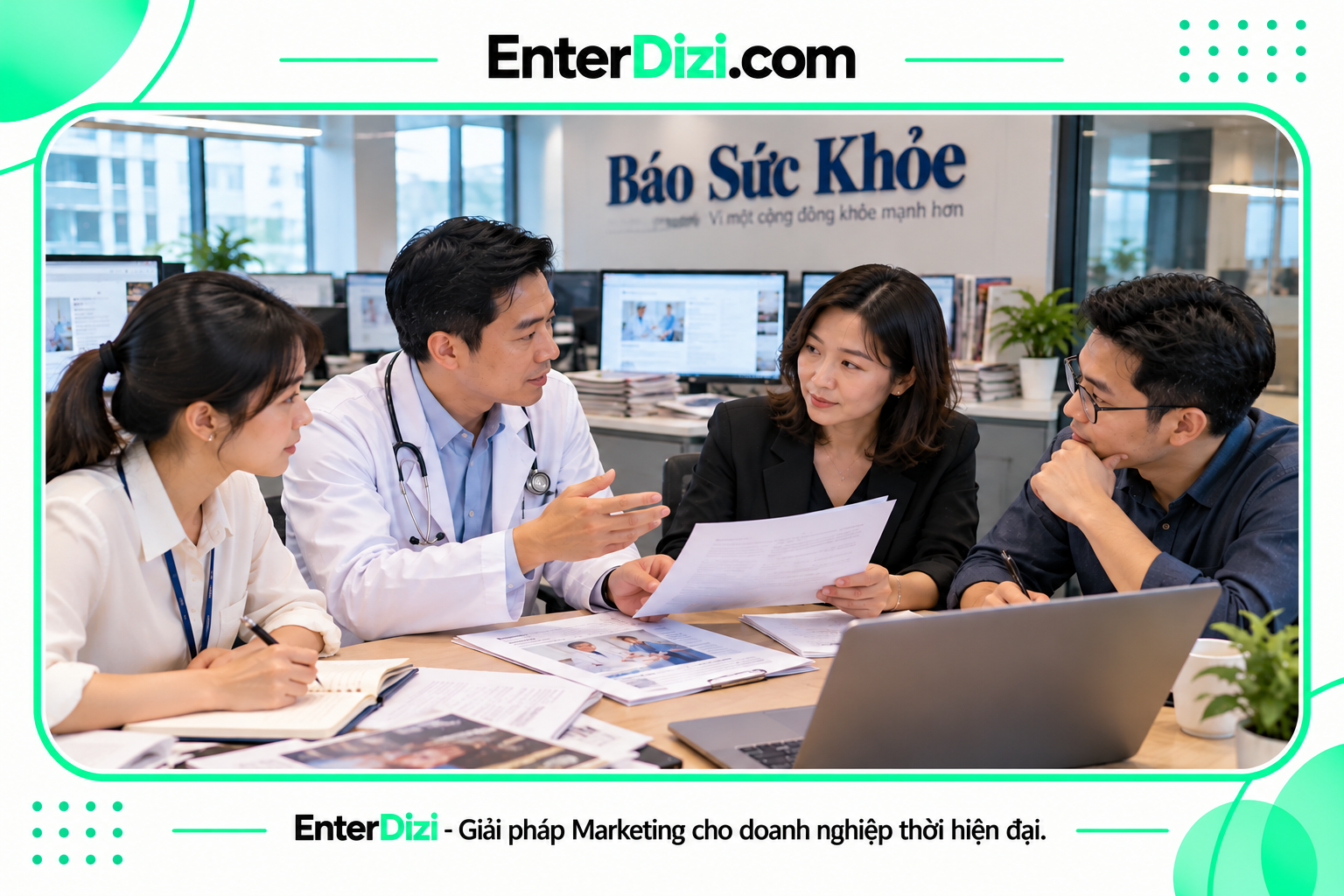 Hai chuyên viên đang trao đổi bản vẽ và blog năng lực nhà máy