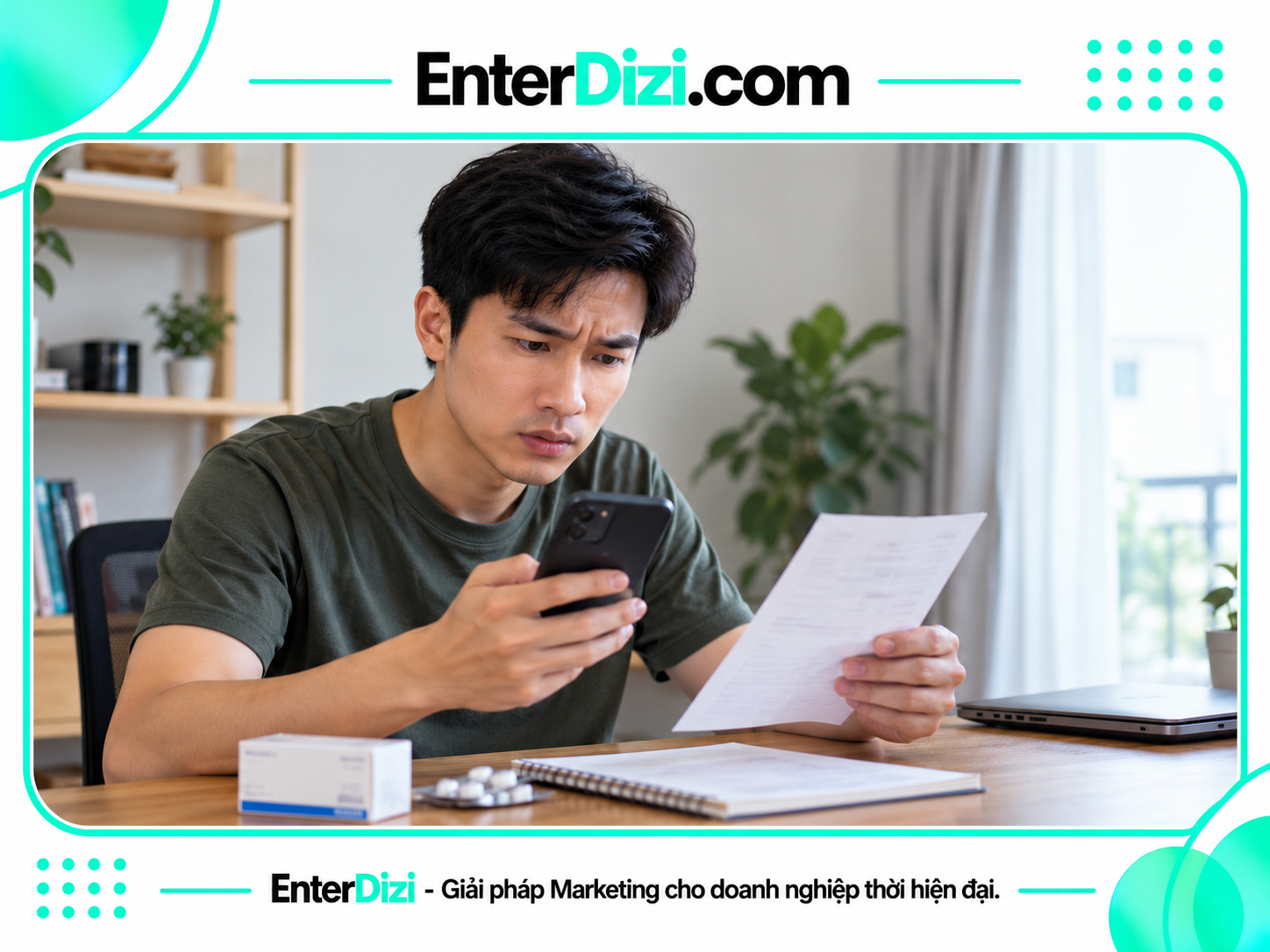 Người đàn ông xem đơn thuốc khi tự mua kháng sinh theo đơn mạng
