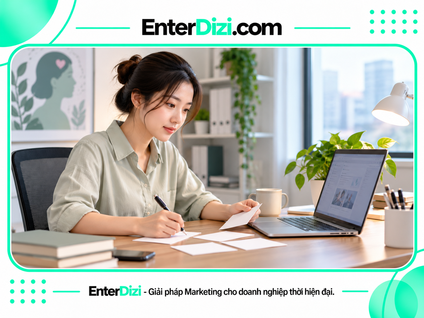 Người phụ nữ ghi chép trải nghiệm cá nhân tại bàn làm việc