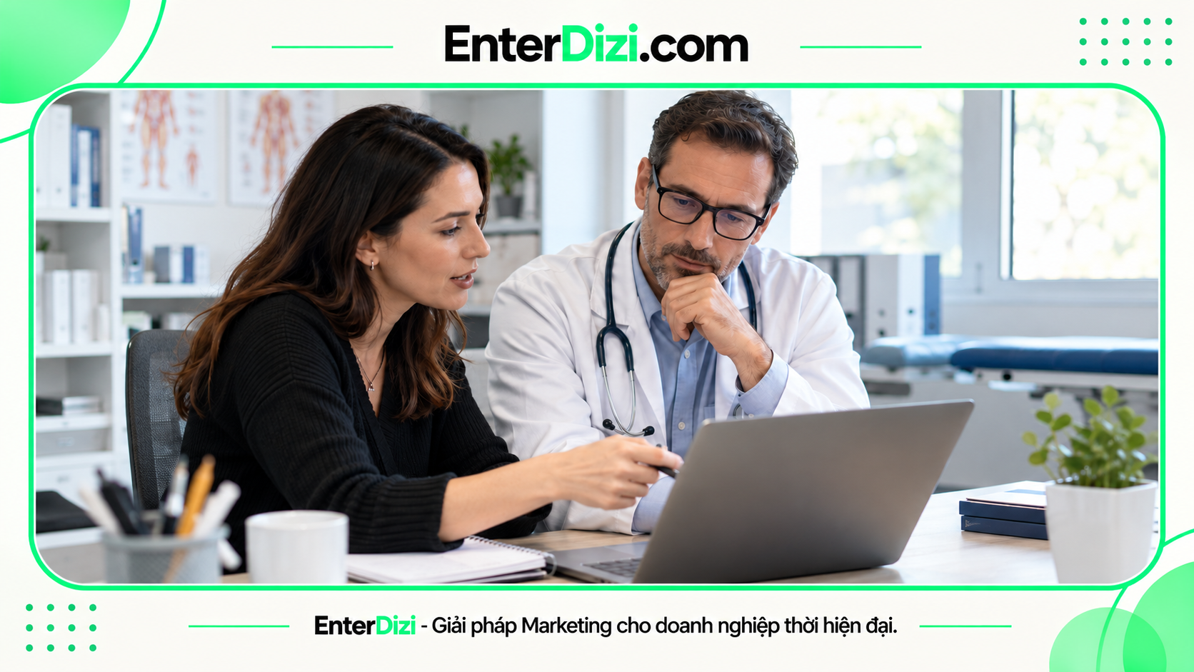 Bác sĩ cùng đội nội dung kiểm duyệt thông tin y tế trên website