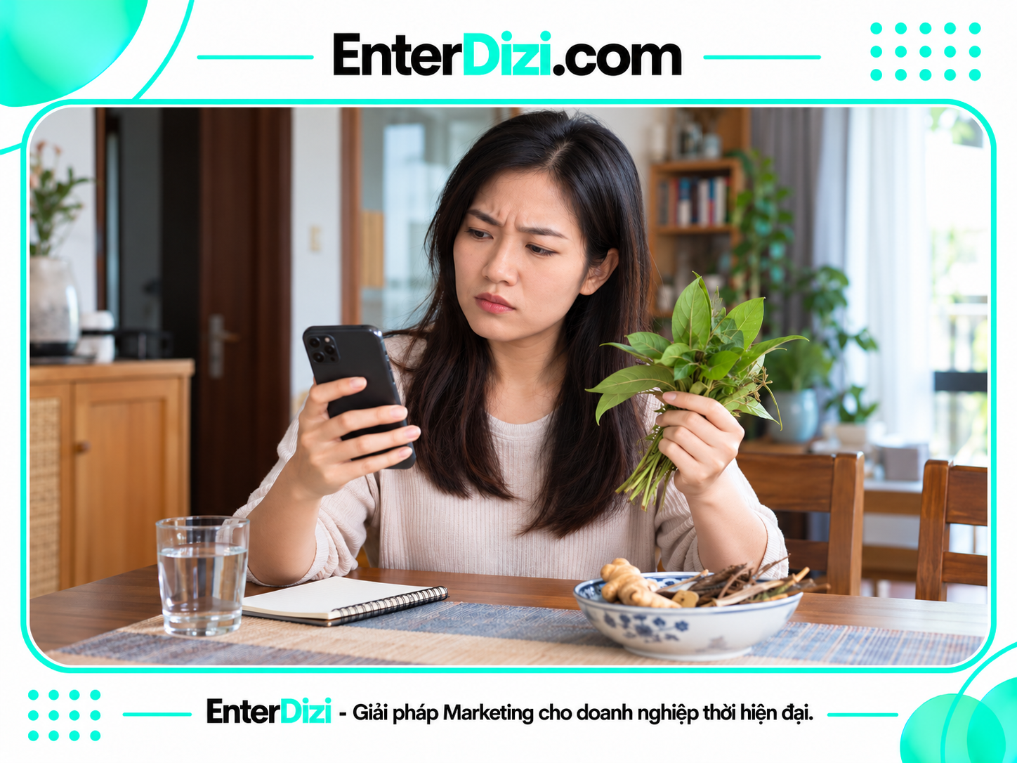 Người phụ nữ cầm lá khi viết bài phản biện chữa bệnh dân gian