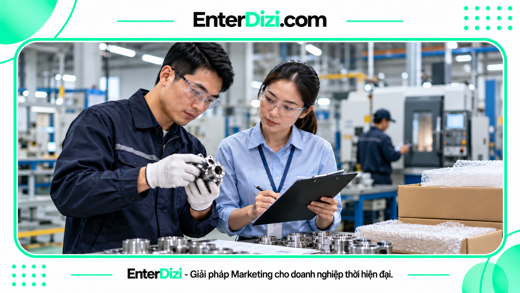 Nhân viên kiểm tra linh kiện và ghi chép về Featured Snippets QC B2B