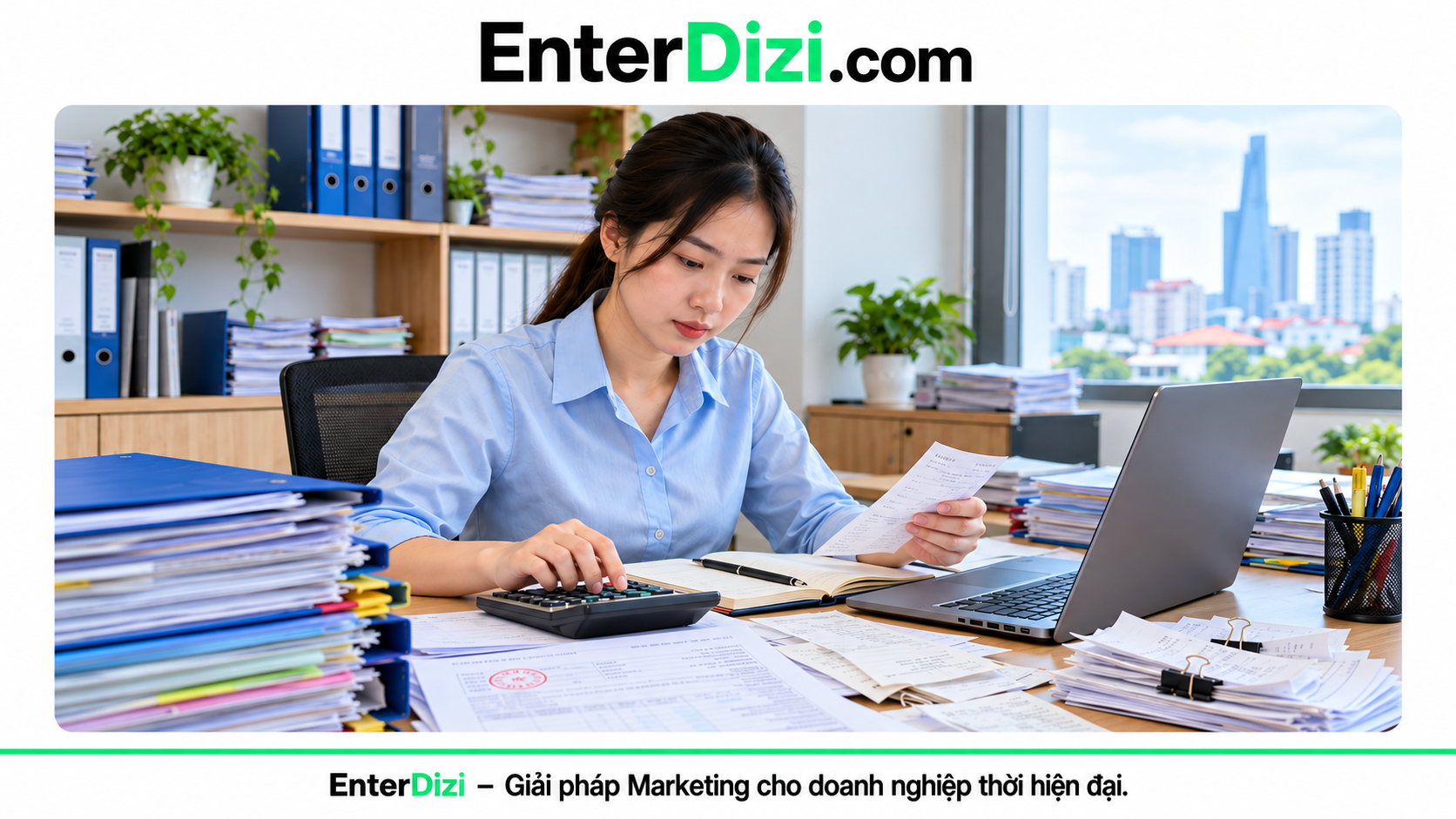 Bảng giá dịch vụ kế toán theo số hóa đơn: chuyên viên đối chiếu chứng từ, hóa đơn và tài liệu trên máy tính