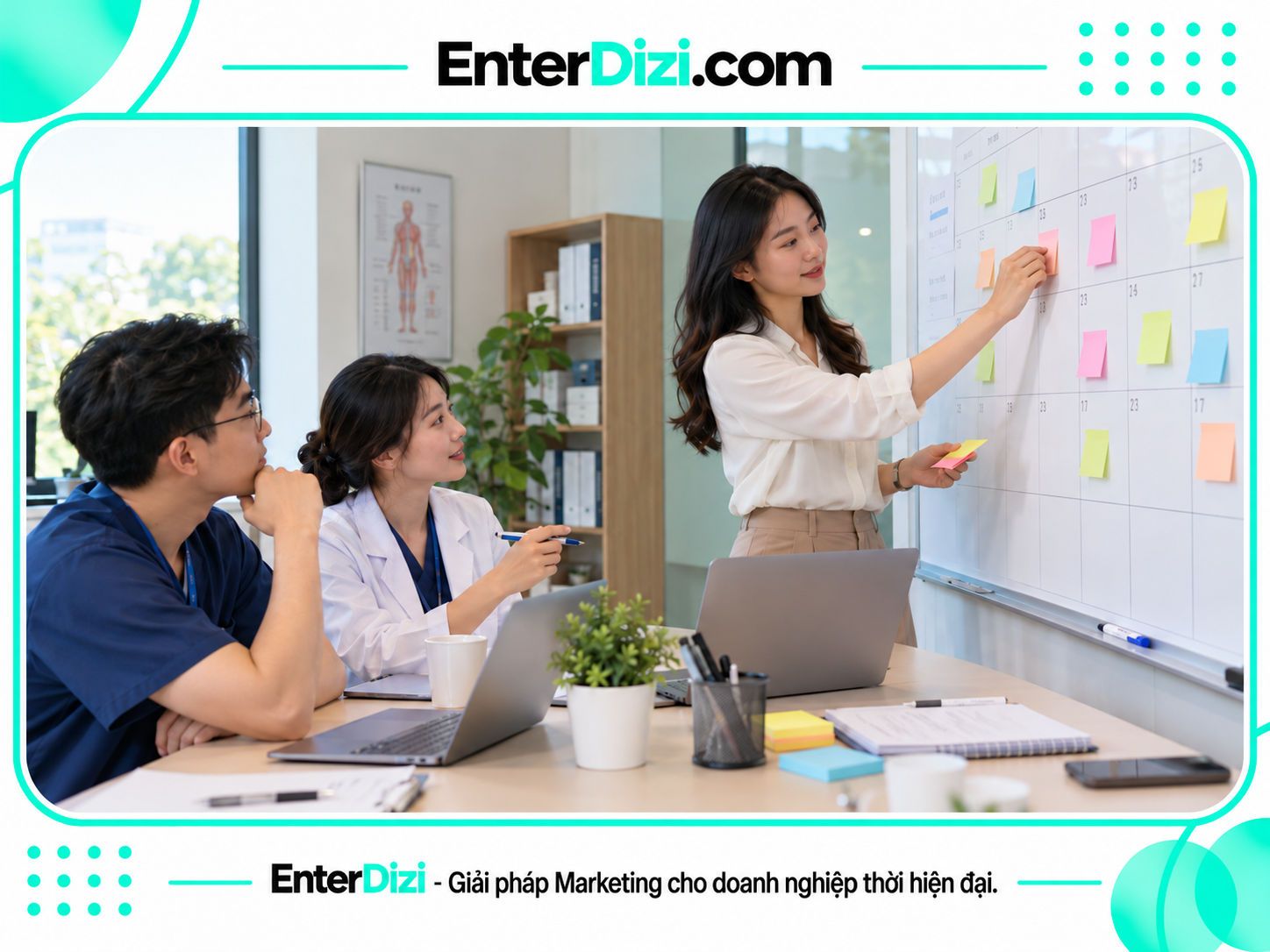 Nhóm marketing và nhân sự y tế thảo luận lịch đăng nội dung phòng khám