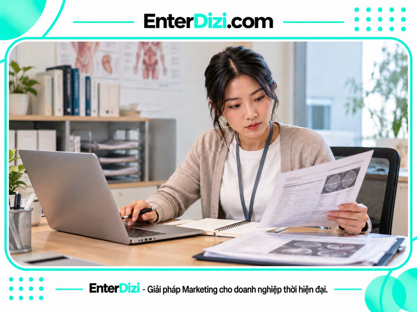 Người biên tập nữ tham khảo tài liệu y khoa tại máy tính để chuẩn bị nội dung dễ hiểu