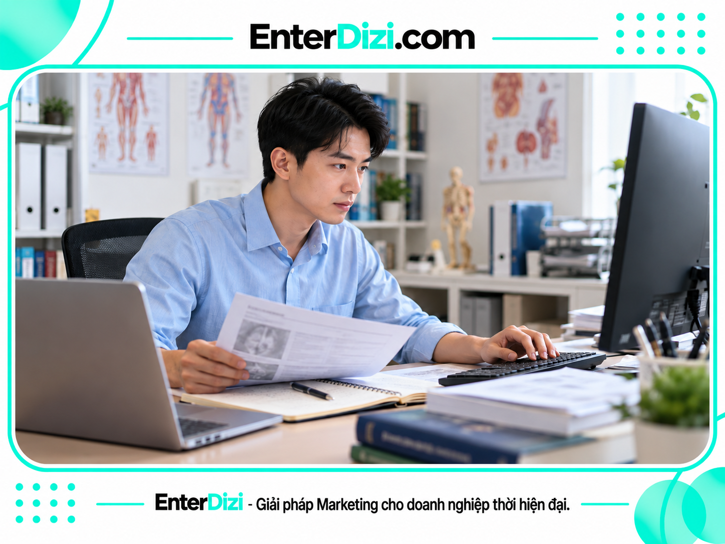 Người biên tập nam đọc bản thảo y khoa bên máy tính trong văn phòng