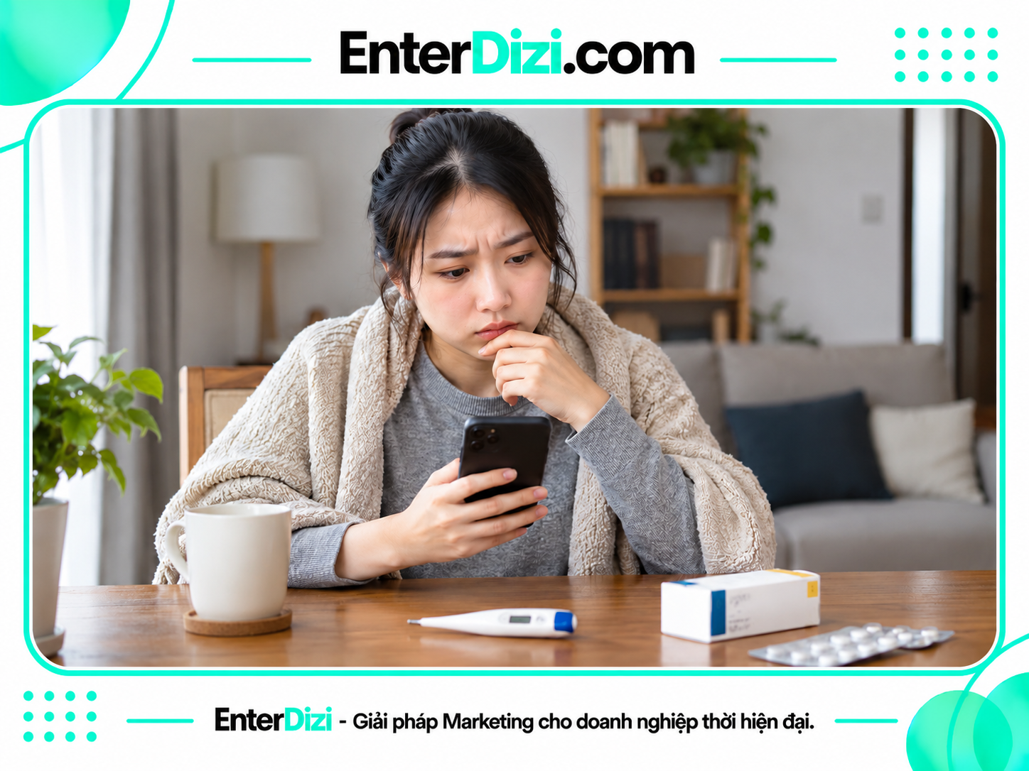 Người phụ nữ xem điện thoại khi tự mua kháng sinh theo đơn mạng