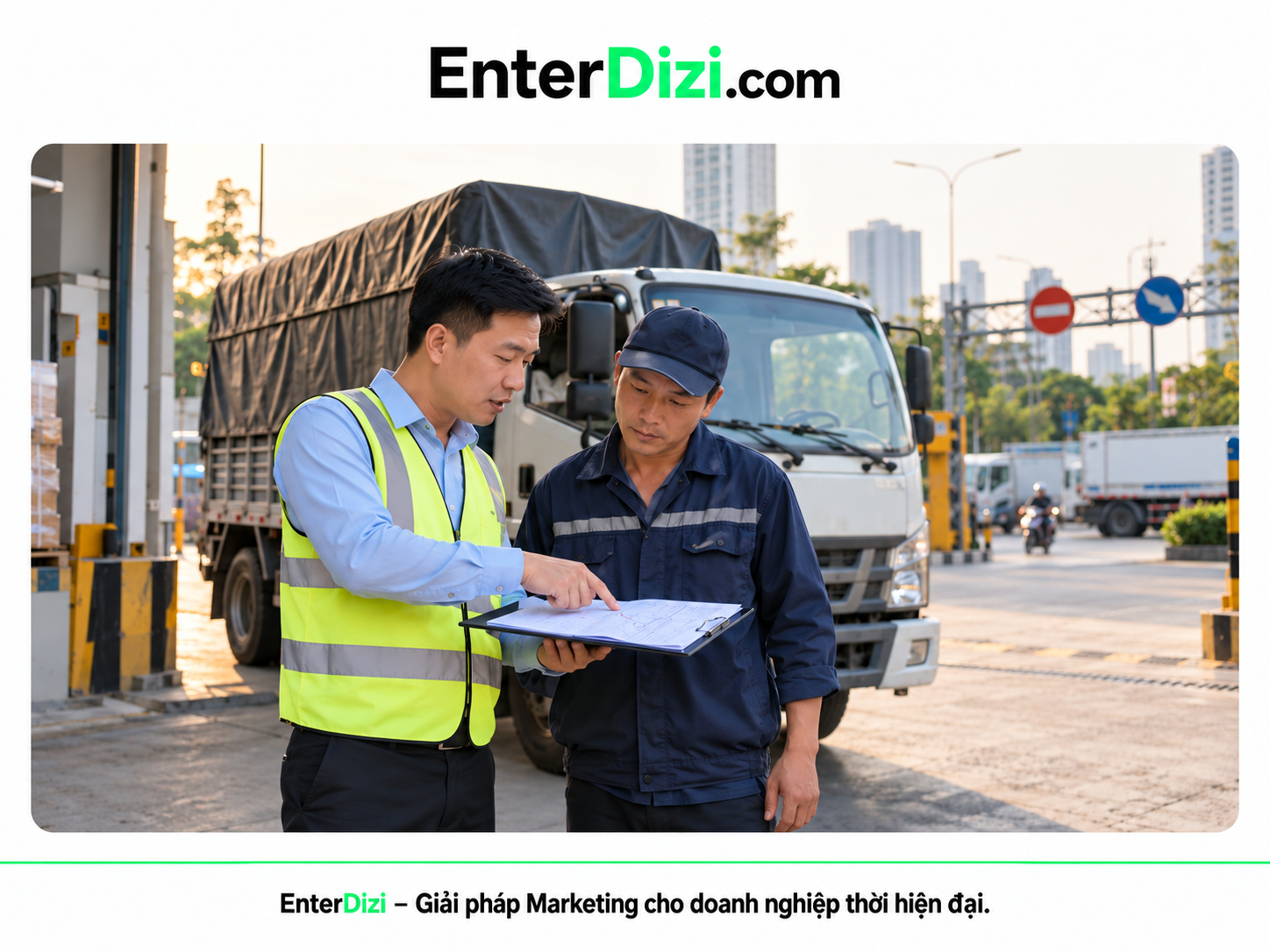 Nhân viên điều phối trao đổi thông tin tuyến đường với tài xế xe tải