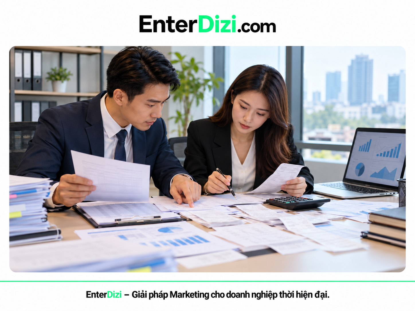 Hai nhân viên rà soát chứng từ và hồ sơ chi phí thuế doanh nghiệp