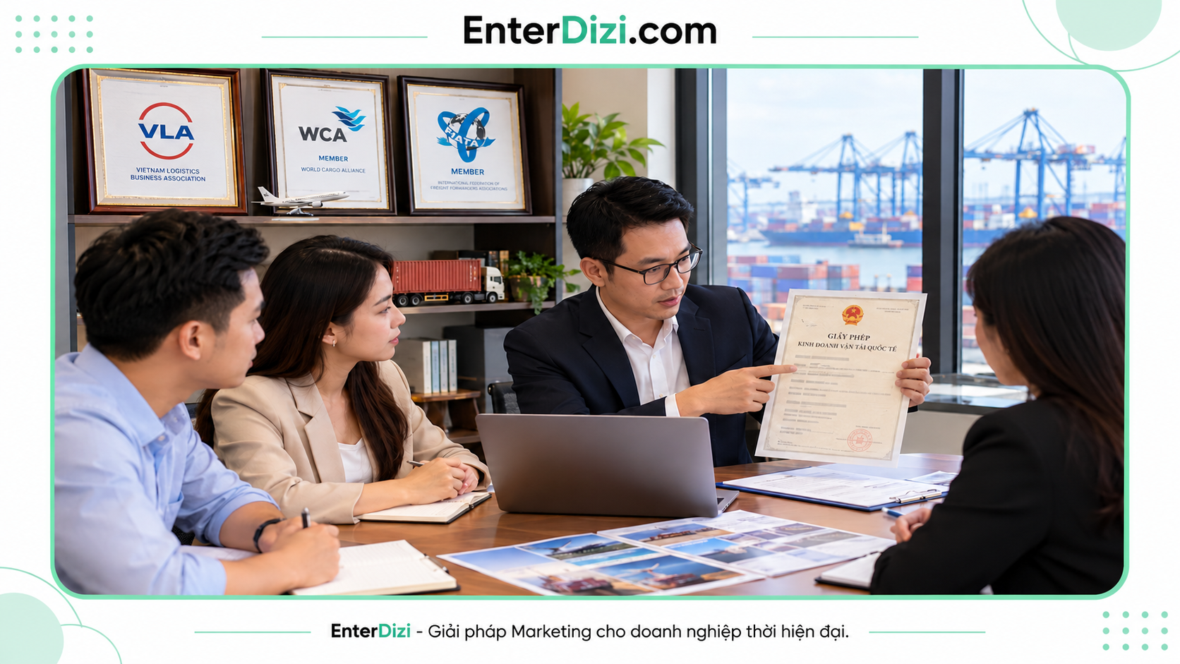 Đại diện công ty trình bày giấy phép mẫu minh họa E-E-A-T SEO Logistics