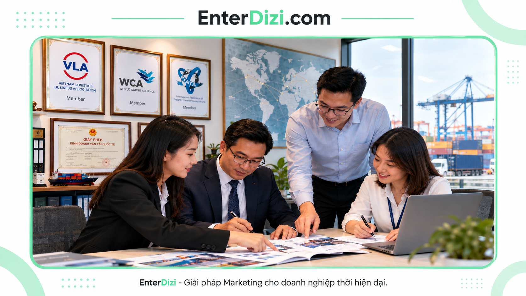 Nhân viên cùng thẩm định hồ sơ logistics B2B minh họa E-E-A-T SEO Logistics