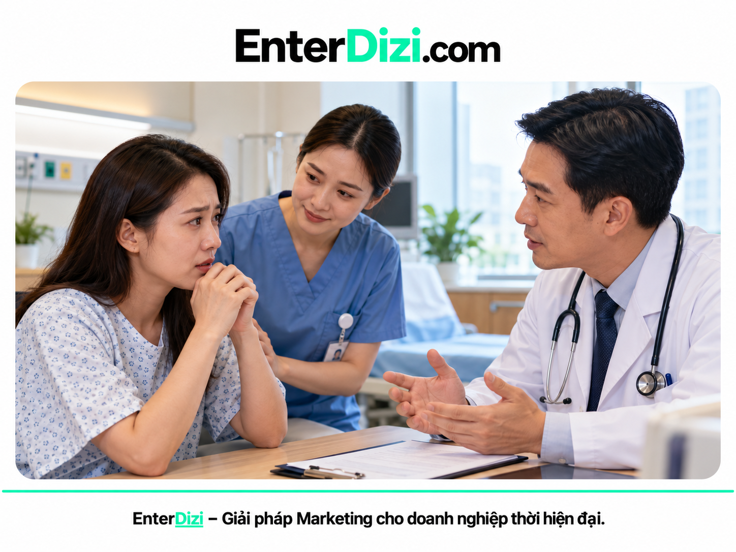 Bác sĩ và điều dưỡng trao đổi với người bệnh đang lo lắng trước thủ thuật