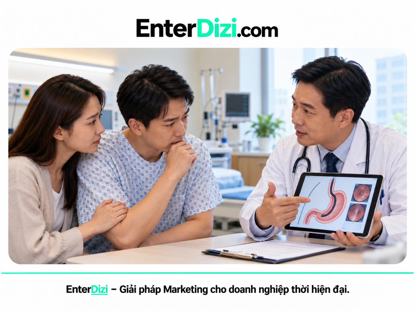Bác sĩ giải thích hình ảnh minh họa nội soi trên máy tính bảng cho người bệnh và người thân