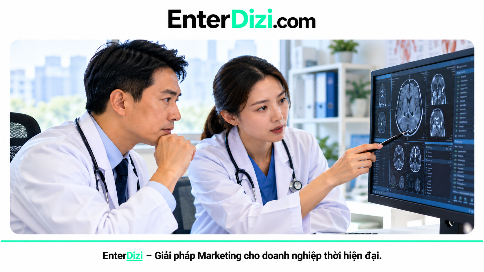 Hai bác sĩ trao đổi về hình ảnh chẩn đoán trên màn hình tại cơ sở y tế