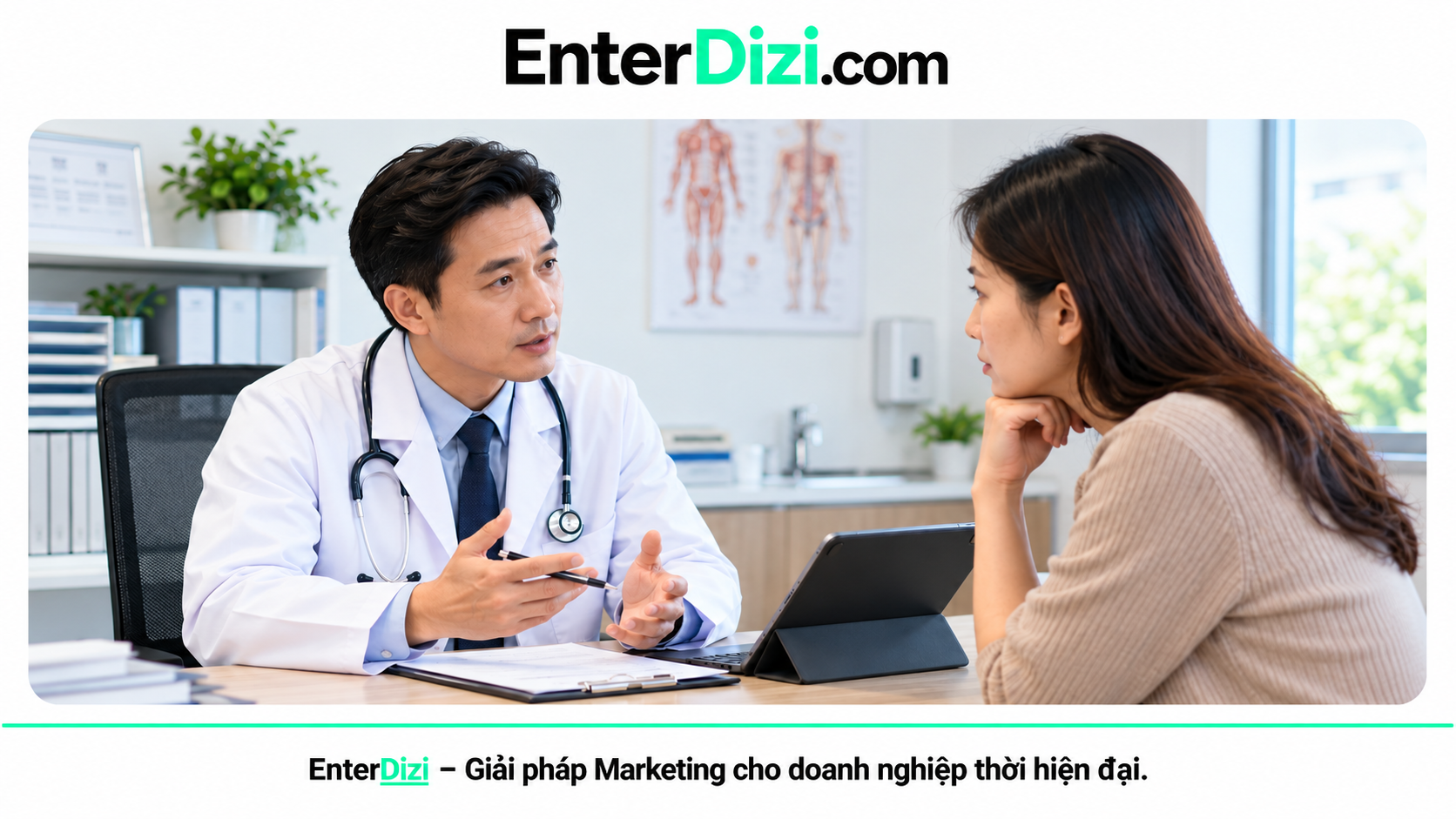 Bác sĩ thảo luận với người bệnh tại bàn tư vấn trong phòng khám
