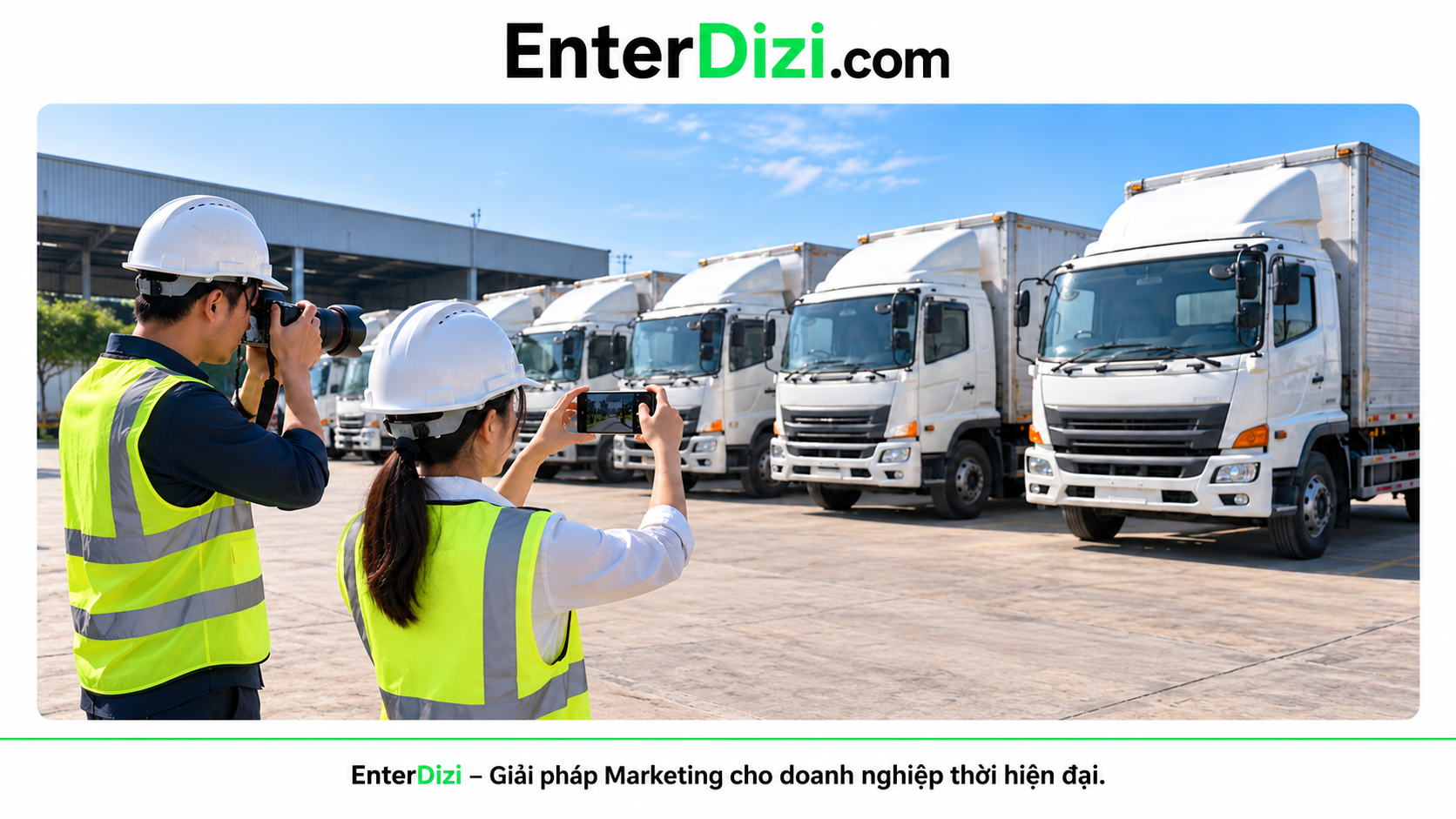 Hai nhân viên đội mũ bảo hộ chụp ảnh xe tải tại bãi xe logistics