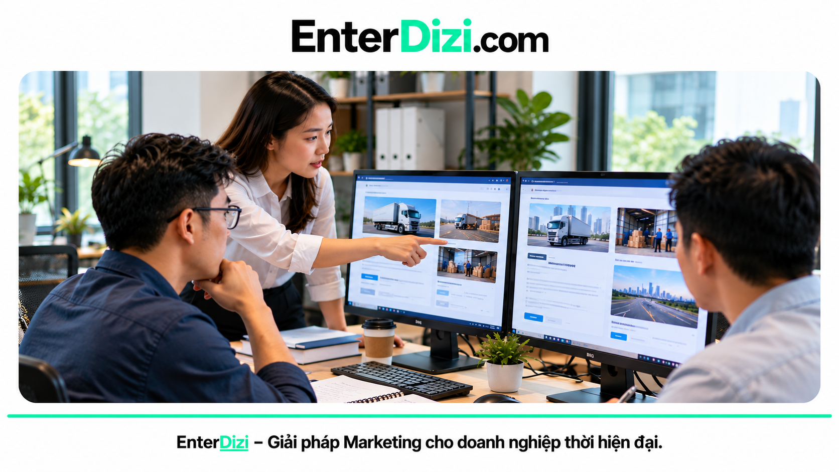 Nhóm nhân viên trao đổi về giao diện website vận tải trên hai màn hình máy tính