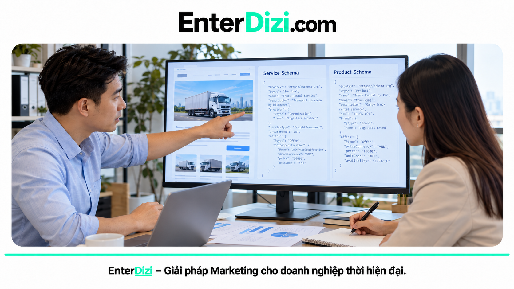 Hai chuyên viên xem màn hình so sánh Service Schema và Product Schema với hình ảnh xe tải