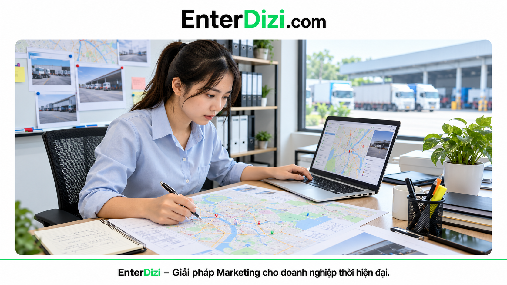 Nhân viên logistics đối chiếu bản đồ tuyến đường và hình ảnh bãi xe trên máy tính