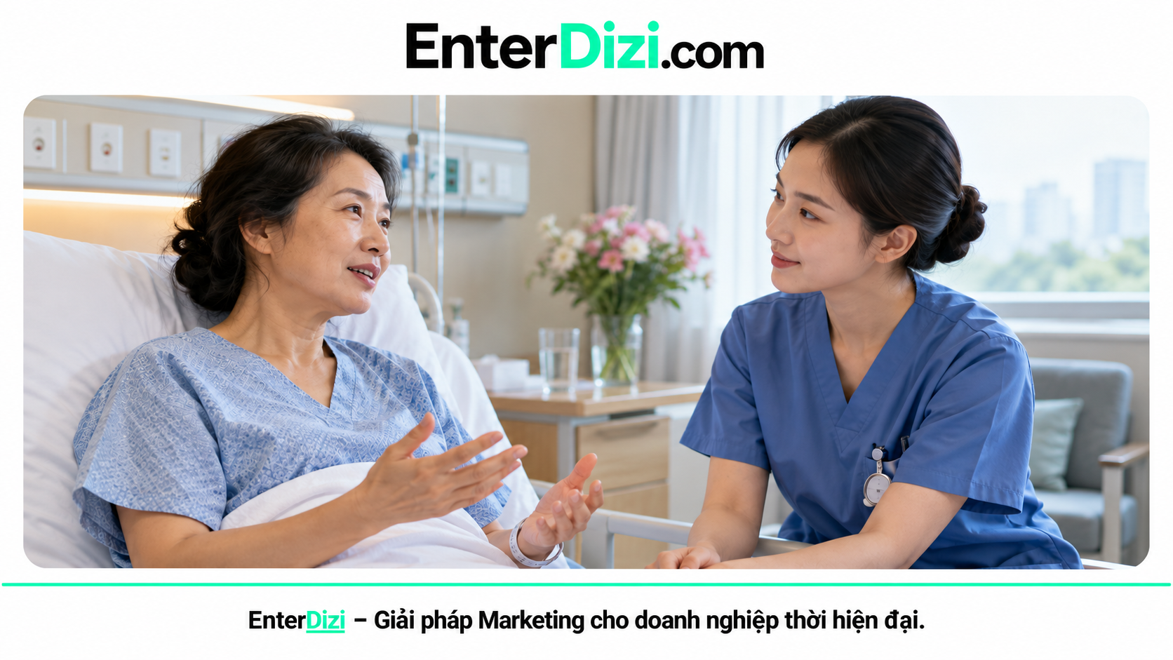Điều dưỡng mặc đồng phục xanh trò chuyện với người bệnh tại giường bệnh