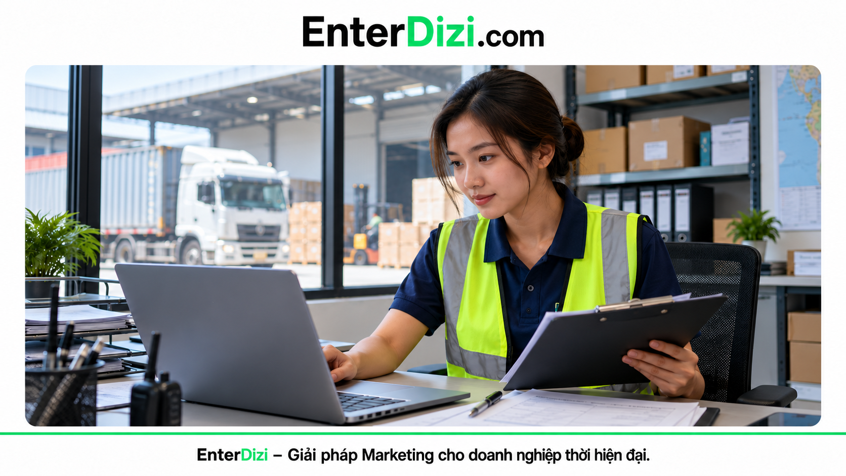 Nhân viên logistics tại kho làm việc với laptop và hồ sơ giao nhận để tiếp nhận yêu cầu tính cước và báo giá