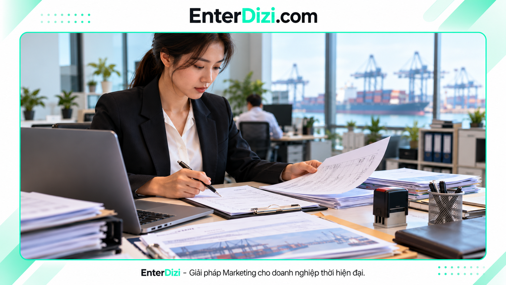 Chuyên viên kiểm tra chứng từ và nguồn ICC trước khi viết về Incoterms
