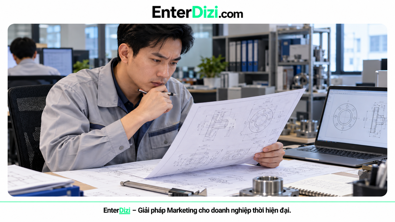 Kỹ sư đối chiếu bản vẽ cơ khí 2D với dữ liệu CAD trên máy tính