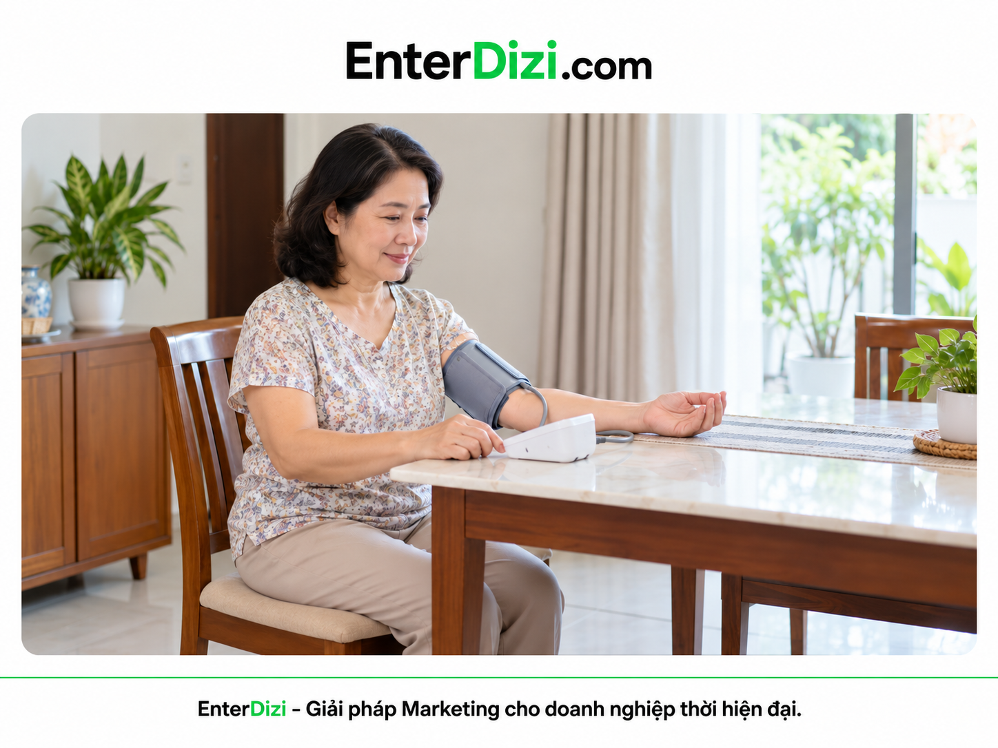 Người theo dõi chỉ số sức khỏe tại nhà bằng máy đo huyết áp
