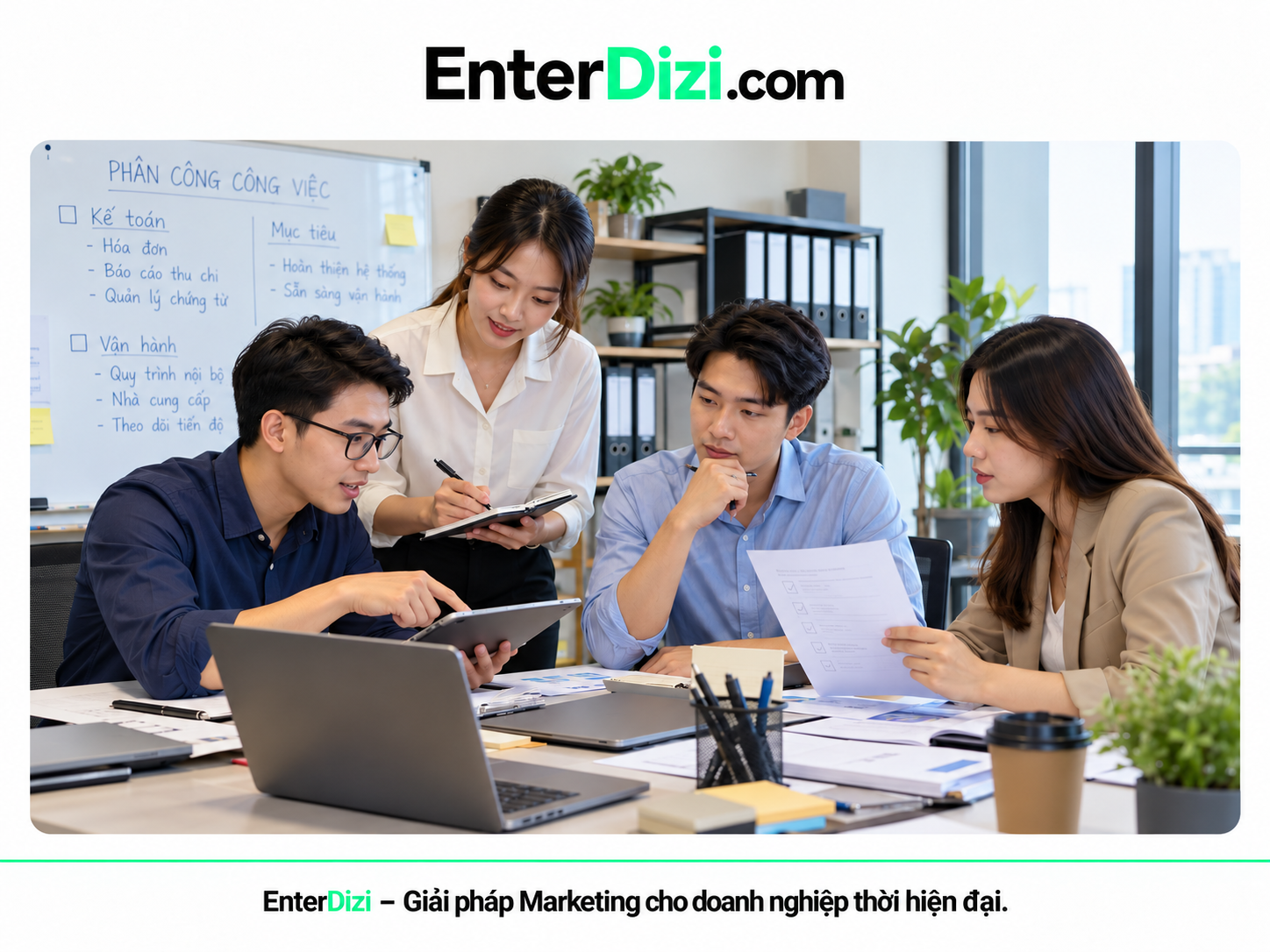 Nhóm nhân sự startup thảo luận phân công công việc kế toán và vận hành