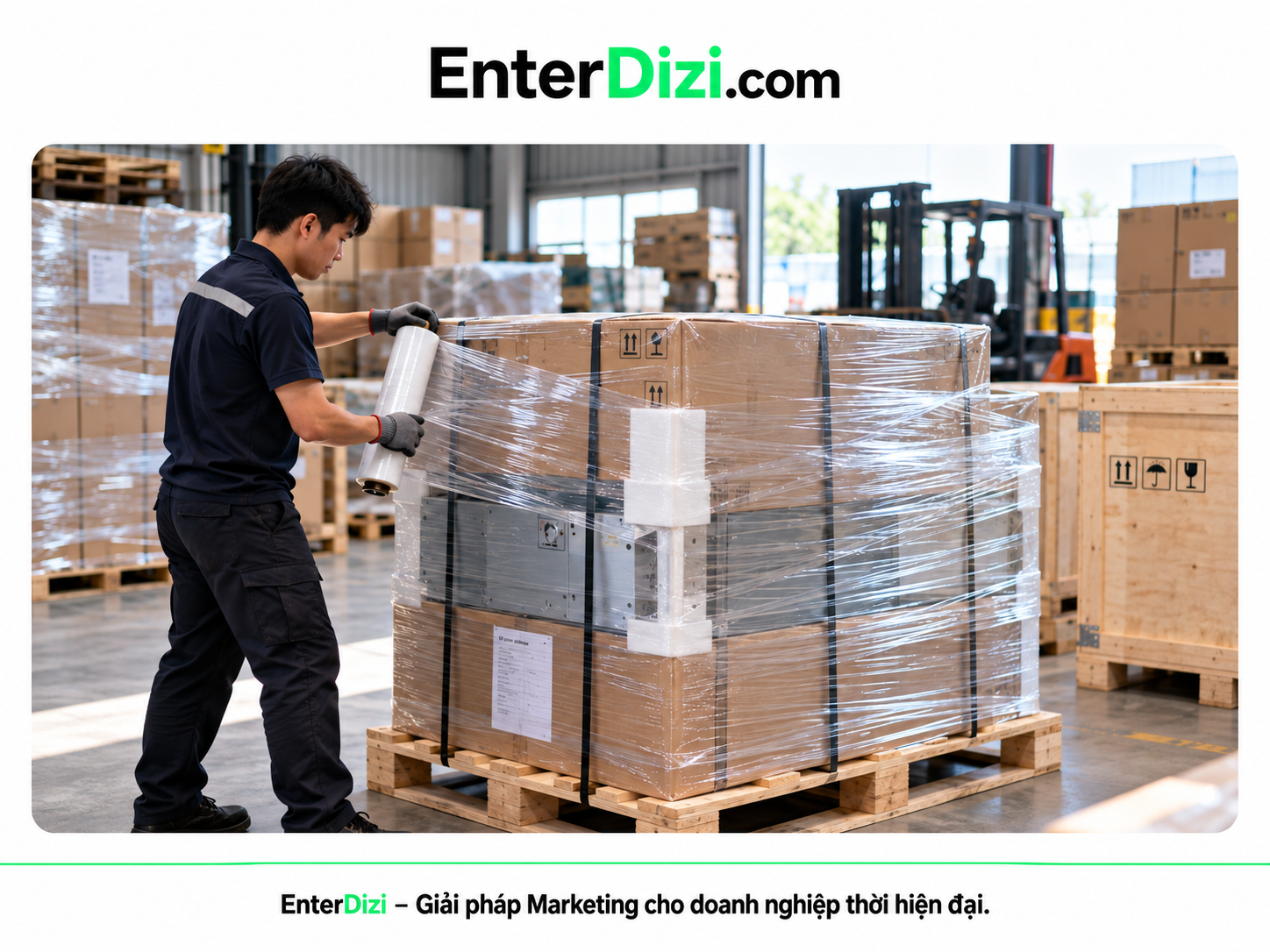 Nhân viên quấn màng PE cố định kiện hàng trên pallet trong kho